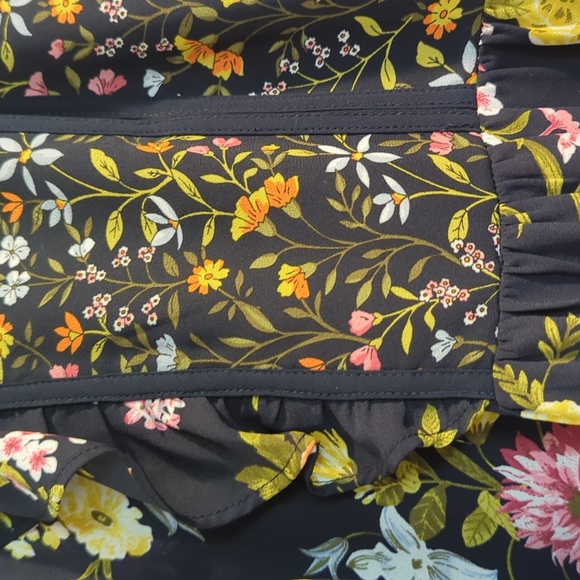 Ann Taylor LOFT Navy Floral ruffled sleeveless blouse size medium - Picture 3 of 10